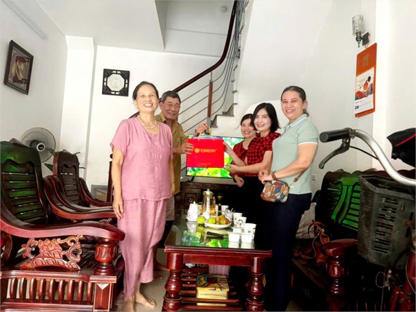 Thăm hỏi gia đình chính sách